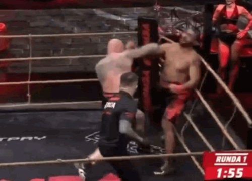 Clip: Bị đấm gục sau 6 giây, cao thủ kickboxing rời sàn đấu bằng cáng