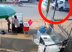 Clip: Phóng nhanh, 2 thanh niên tông trực diện vào đầu xe tải