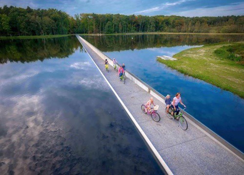 Cycling Through Water: Đạp xe "chill" với view mây nước trên cung đường đẹp nhất tại Bỉ