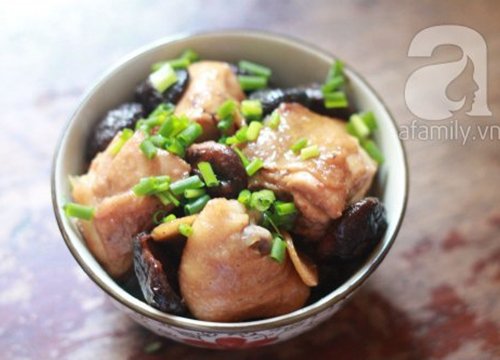 Gà kho nấm cho cơm tối thêm đậm đà