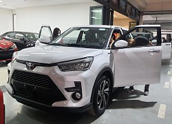 Loạt xe Toyota rục rịch tăng giá hàng chục triệu đồng tại Việt Nam, dân tình hoang mang tính 'quay xe', bỏ cọc