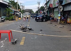 TP.HCM: Xe máy bể nát sau khi từ hẻm lao ra tông thẳng ô tô