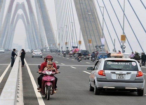 "Ý anh làm sao?" - người đàn ông lên giọng, hất hàm hỏi tài xế dù đang đi ngược chiều