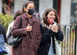 Ái nữ Suri Cruise đi dạo sương sương trên phố, ai dè nhan sắc tuổi 15 hoàn toàn lấn át mẹ minh tinh Katie Holmes