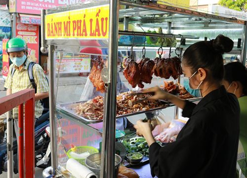 Bánh mì gà quay lu giòm rụm, đậm vị tại Sài Gòn