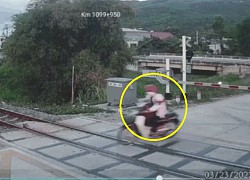 Clip: Cố băng qua đường ray, nam thanh niên bị tàu hỏa tông trúng