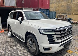 Đã hiếm còn đắt, Toyota Land Cruiser MBS 2022 đầu tiên Việt Nam dành cho đại gia cực kỳ chịu chơi: Nội thất toát ra toàn 'mùi tiền'