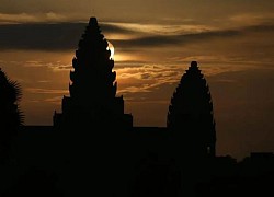 Du khách đổ xô đến xem khoảnh khắc mặt trời mọc trên đỉnh đền Angkor Wat