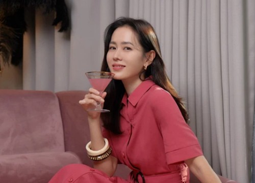 Son Ye Jin cần Hyun Bin giải cứu ngay: Là ai "dí" cho chị bộ cánh quê kiểng khó tin thế này?