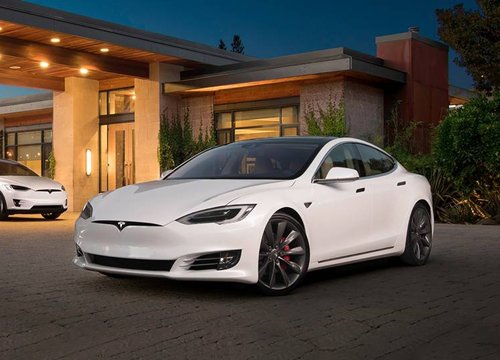 Tesla Model S bay lên dốc như trong phim và cái kết