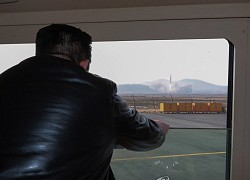 Hình ảnh nhà lãnh đạo Kim Jong-un thị sát phóng tên lửa ICBM mới