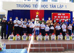 Trao 20 phần quà cho học sinh nghèo vượt khó