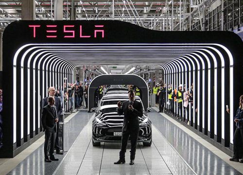 Xe Xanh: Elon Musk lại "nổi hứng" nhảy múa khi khai trương nhà máy Tesla đầu tiên tại châu Âu