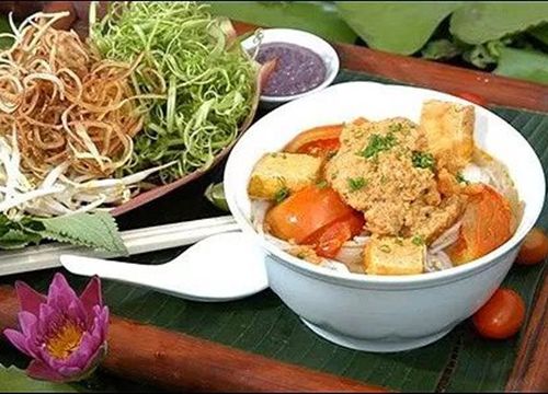 Ấm ngoài mát trong với bún riêu cua ngon thiệt là ngon!