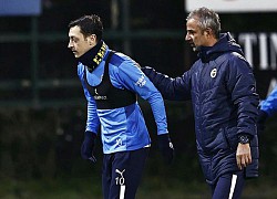 Có gì 'khác' khiến Mesut đánh mất mình?