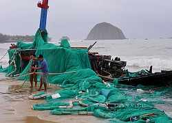 Lồng bè, tàu thuyền tan tác trong mưa lốc dị thường chưa từng có, nhiều ngư dân Phú Yên trắng tay