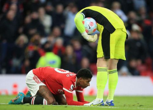 Neville sốc khi Rangnick để Rashford ngồi ngoài