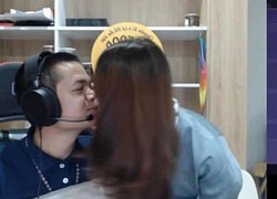 Thầy giáo X trao nụ hôn cực ngọt cho bạn gái ngay trên sóng livestream, fans đồn đoán sắp theo trend &#8216;cưới vợ&#8217; đến nơi