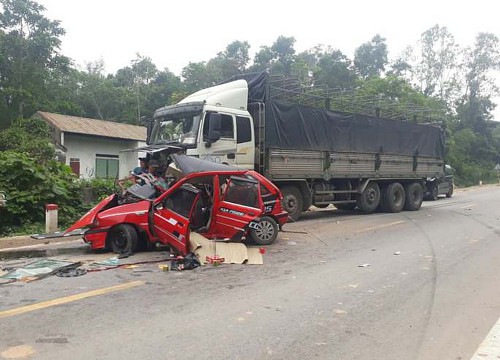 Cả gia đình 4 người đi du lịch gặp nạn trên đường sau va chạm kinh hoàng với xe tải