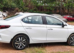 Honda City Hybrid lộ diện tại đại lý trước thời điểm ra mắt ở Ấn Độ