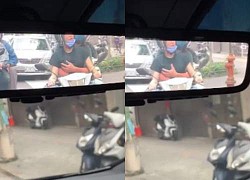 Chàng trai vô tư xoa bóp, nhào nặn vòng 1 của bạn gái giữa phố khiến dân tình 'đứng hình'