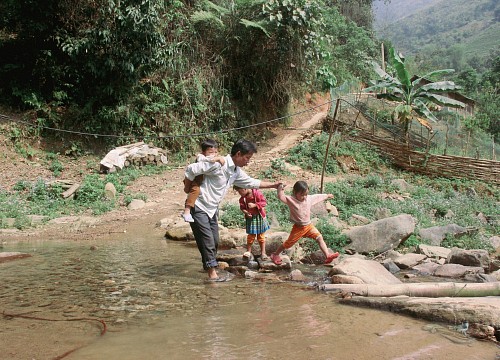 Chuyện 2 thầy giáo "gà trống nuôi trẻ vùng cao", dành tâm huyết nửa đời người gieo ước mơ nơi khoảng trời heo hút