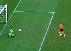 Cú penalty nhẹ hều khiến thủ môn bó tay