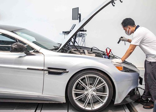 Người đi Aston Martin tại Việt Nam được hỗ trợ khẩn cấp trên đường