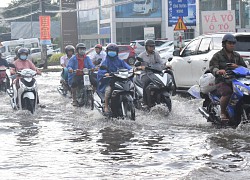 Nhiều tuyến đường ở Cần Thơ chìm trong nước sau trận mưa lớn