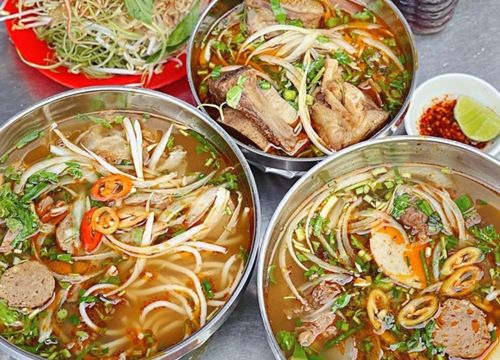 Bún bò Huế xí quách sóng sánh váng mỡ ăn kèm xương hầm