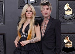 Ca sĩ Avril Lavigne gợi cảm sánh đôi bên tình trẻ tại Lễ trao giải Grammy 2022