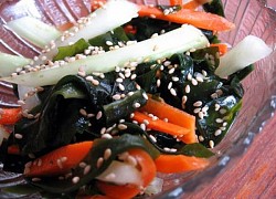 Chế biến món salad rong biển kiểu Nhật Bản