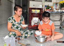 'Chồng đâu, mà chị sửa xe một mình?'