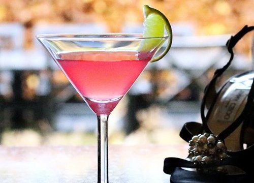 Công thức pha Cocktail Cosmopolitan cổ điển dành cho các quý cô hiện đại