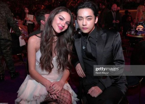 HOT NHẤT Grammy 2022: V (BTS) siêu đẹp trai "thì thầm hôn má" Olivia Rodrigo khiến cả triệu fan PHÁT CUỒNG!