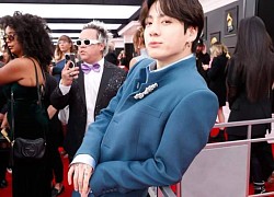 Jin (BTS) xuất hiện trên thảm đỏ Grammy 2022 với cánh tay bị thương khiến fan lo lắng