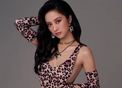 Jun Vũ diện bodysuit hoạ tiết da báo gợi cảm từng "mi li mét", góc nghiêng lấp ló vòng 1 gây "bỏng mắt" dân tình