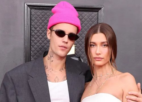 Justin Bieber và vợ trên thảm đỏ Grammy 2022