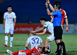 Ngoại binh Hà Nội FC chảy máu, Văn Quyết nhanh tay sơ cứu