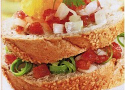 Bánh mì kẹp lạp xưởng