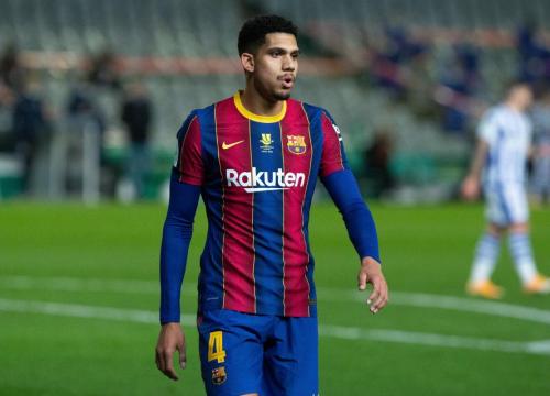 Barca giữ chân thành công Araujo đến năm 2026