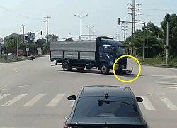 Clip: Cố vượt đèn đỏ, nam thanh niên suýt mất mạng dưới gầm xe tải