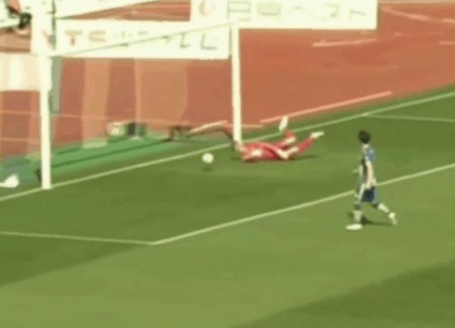 Clip: Phá bóng cứu thua, thủ môn bị rút thẻ đỏ và cái kết có 1-0-2