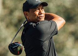 Đỏ mặt Tiger Woods bị người đẹp mặc bikini cưỡng hôn khi thi đấu