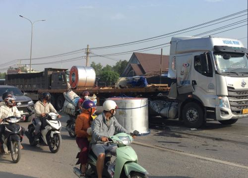 Đồng Nai: Xe đầu kéo làm rơi cuộn sắt nhiều tấn xuống đường