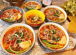 Nấu bún bò Huế từ tương cà chua và nước dừa