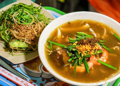 Quán bánh canh hải sản tươi bình dân muốn ăn phải xếp hàng