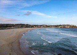 Sóng lớn 'nuốt chửng' bãi biển Bondi trứ danh ở Australia