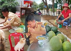 Thượng úy CSGT đi bốc vác, phụ hồ thêm để kiếm tiền cứu hộ chó mèo từ lò mổ