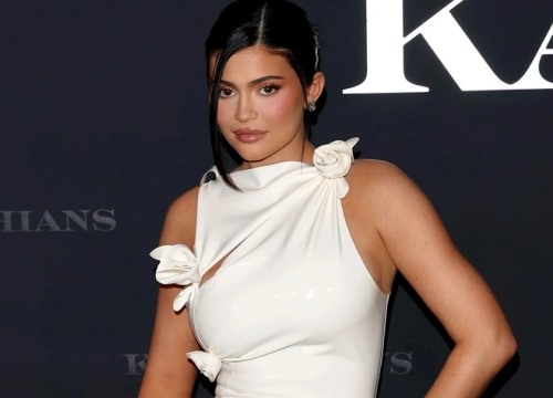 Vóc dáng của Kylie Jenner sau hai tháng sinh con